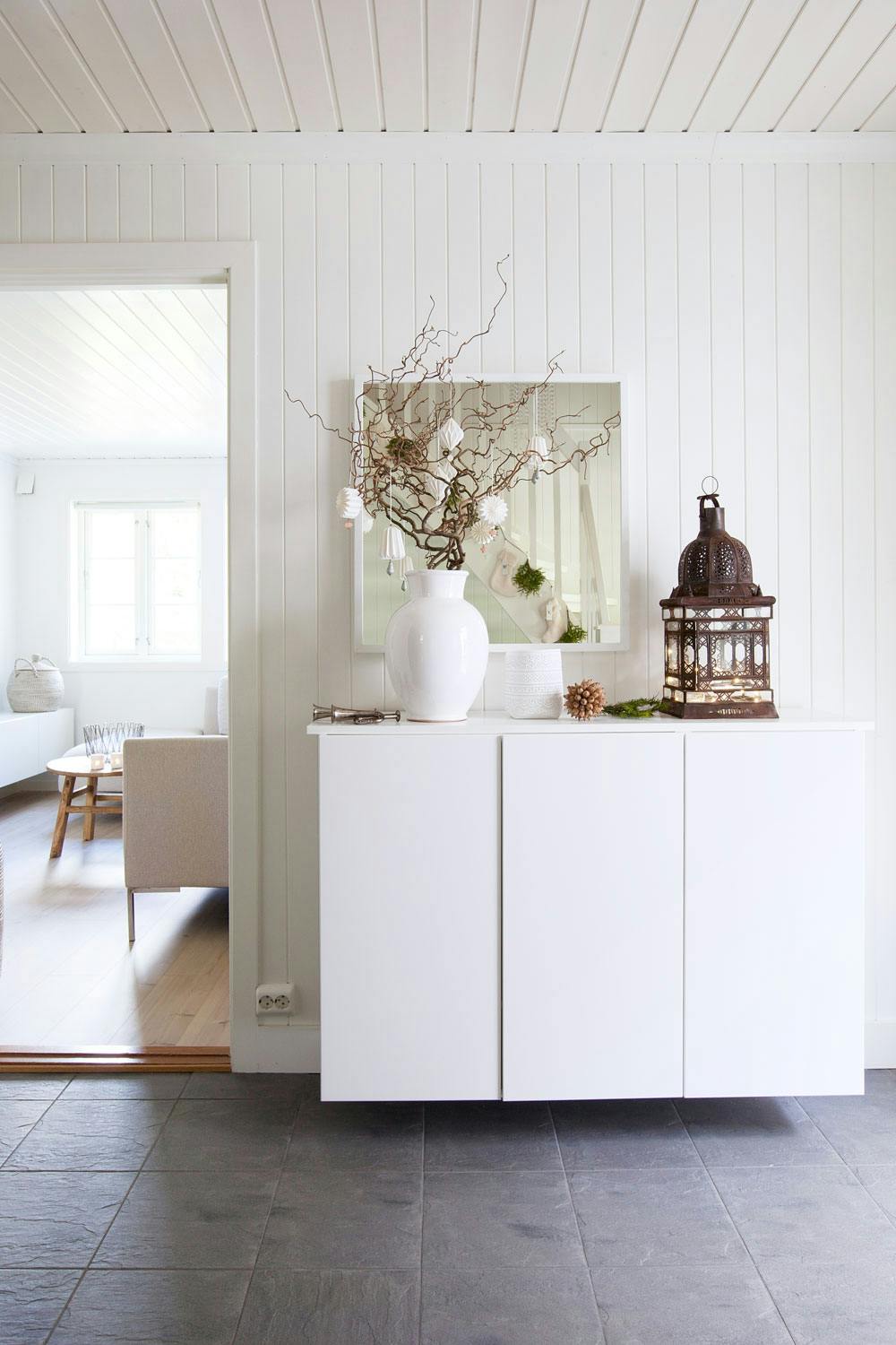 7 4 Vegghengte hvite skap fra Ikea med julepynt på toppen